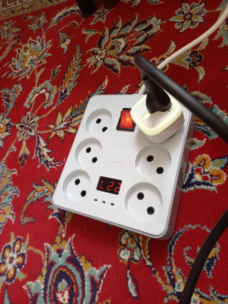 محافظ ولتاژ تیراژه مدل M106