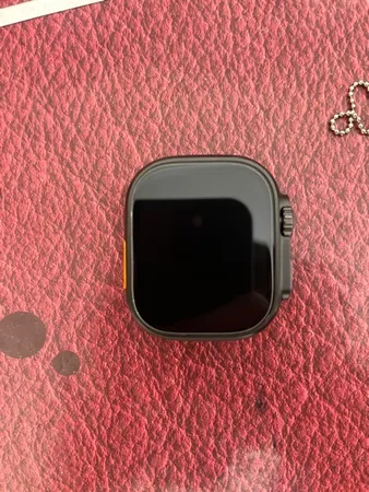 ساعت هوشمند مدل HK9 ULTRA 2 MAX دارای قابلیت های صفحه نمایش رنگی، صفحه نمایش لمسی، کنترل موسیقی (Music Player)، کنترل سطح اکسیژن خون، قابلیت مکالمه از طریق بلوتوث، پشتیبانی از زبان فارسی در منو و سیستم‌عامل بند سیلیکون