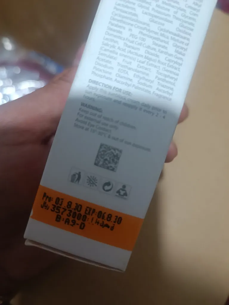 ضدآفتاب بی‌رنگ راکوتن مدل پوست چرب و مختلط، حجم 50 میلی‌لیتر