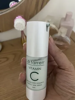 سرم ضد چروک و روشن کننده لافارر مدل Vitamin C حجم 30 میلی لیتر