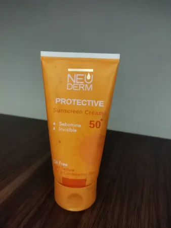 کرم ضدآفتاب بی‌رنگ نئودرم مدل Highly Protective SPF50، مناسب پوست‌های چرب تا مختلط، حجم 50 میلی‌لیتر
