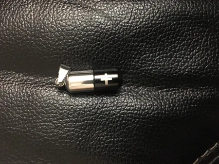 آویز گردنبند مردانه طرح کپسول مدل Kp-01