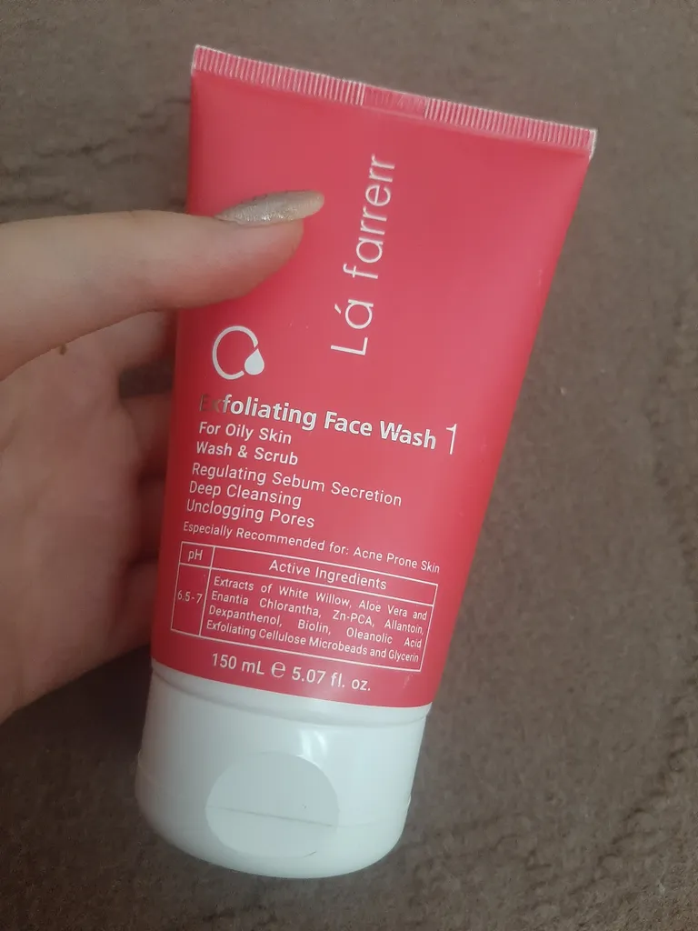 ژل شست‌وشوی و لایه بردار صورت لافارر مدل 01 مناسب پوست‌های چرب حجم 150 میلی‌لیتر