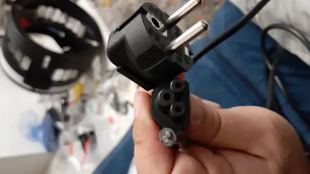 کابل برق سه پین  لپ تاپ لونا مدل 3x0.75mm طول 1.5 متر