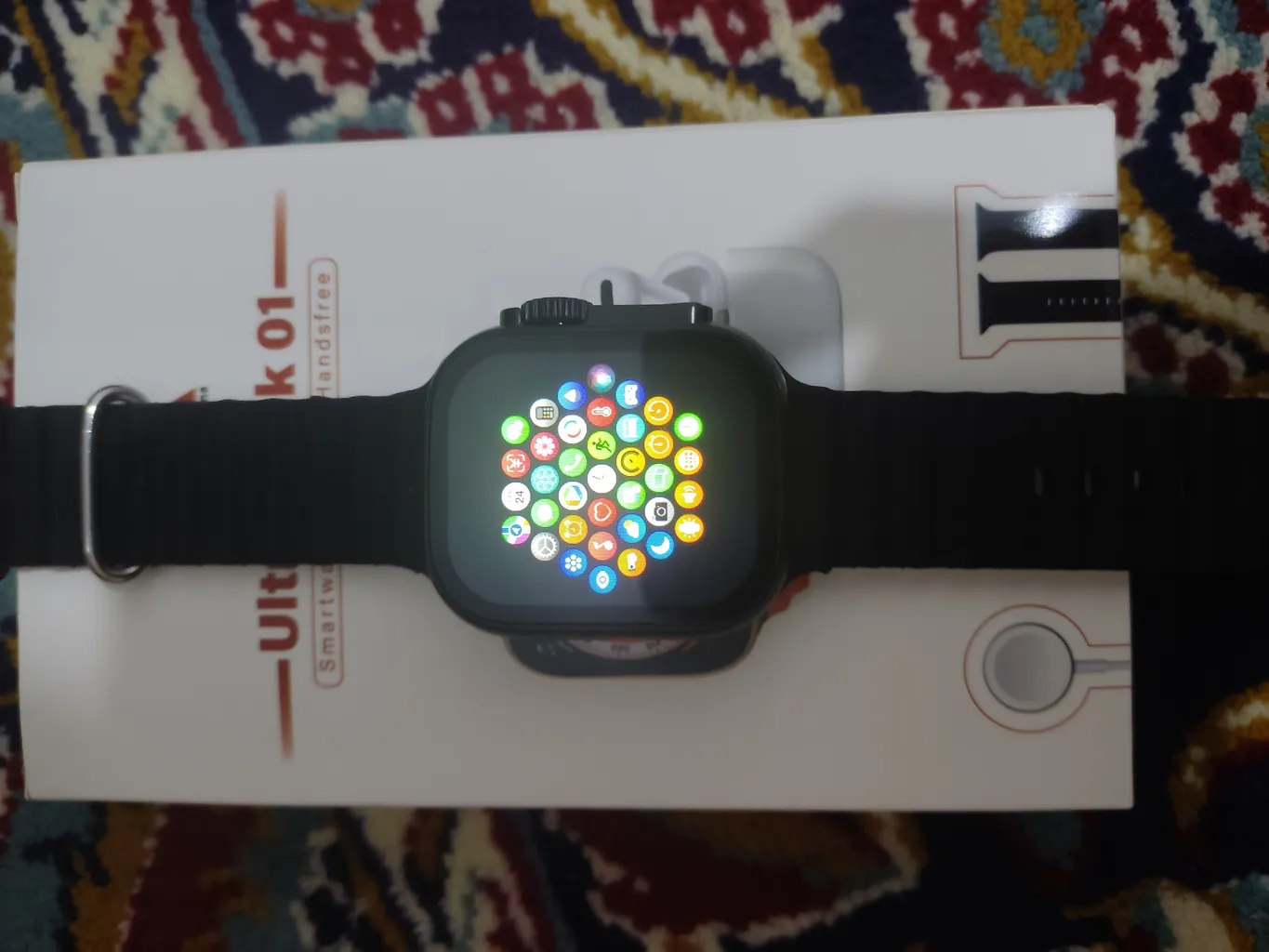 ساعت هوشمند ورنا مدل Ultra pack 01 به همراه هندزفری بیسیم دارای قابلیت های قابلیت مکالمه از طریق بلوتوث، کنترل موسیقی (Music Player)، پشتیبانی از زبان فارسی در منو و سیستم‌عامل بند سیلیکون