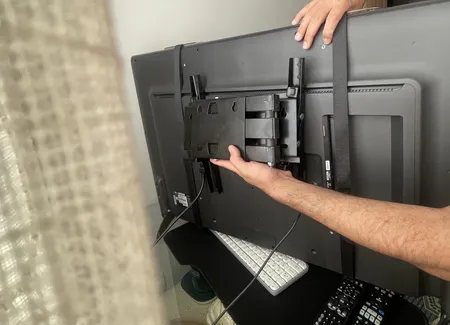 پایه دیواری تلویزیون تی وی آرممدل tvarm TB43 مناسب برای تلوزیون 22 تا 43 اینچ