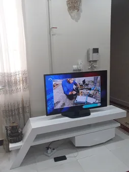 میز تلویزيون راهپود مدل آفتابگردان به همراه طبقه دیواری