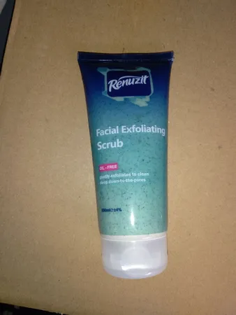 اسکراب لایه بردار روزانه رینوزیت مدل Deep action exfolianting حجم 200 میلی لیتر