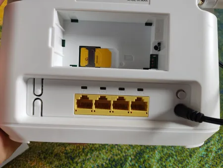 مودم 3G/4G قابل حمل ایرانسل مدل FD-i40 B1 به همراه سیم کارت 4g و 20 گیگابایت اینترنت یک ماهه