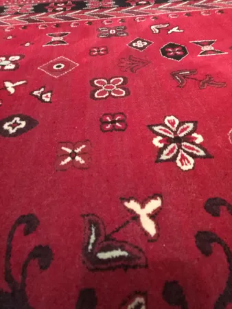 فرش ماشینی رادین اصفهان طرح بلوچ 5 رنگ زمینه اناری