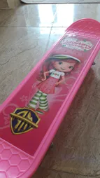 اسکیت برد مدل دختر توت فرنگی