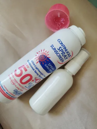 اسپری ضد آفتاب بی‌رنگ وکالی، SPF 50، مدل 001، مناسب انواع پوست چرب با حجم 235 میلی‌لیتر، محافظت‌کننده در برابر اشعه‌های UVA و UVB، ضد آب و مرطوب‌کننده، روشن‌کننده، ضد لک و پیری، دارای فرمولاسیون فاقد چربی، کلاژن، ویتامین‌های C و E، با ماندگاری 2 ساعته