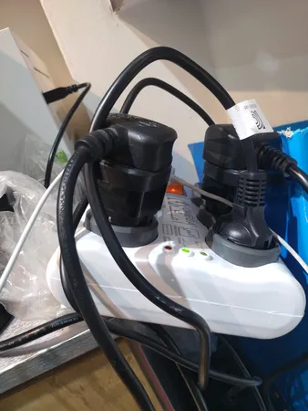 چند راهی برق و محافظ امگا مدل MM2