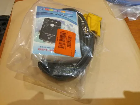 سوییچ KVM دو پورت USB مدل BAMA122 به همراه دو کابل KVM