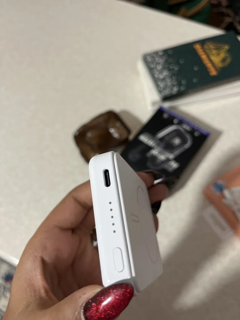 پاوربانک موماکس طرح مگ سیف مدل 122 ظرفیت 5000 میلی آمپر ساعت