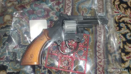 تفنگ اسباب بازی مدل ترقه ای به همراه یک بسته تیر