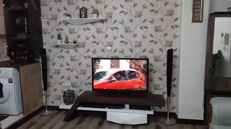 میز تلویزيون راهپود مدل آفتابگردان به همراه طبقه دیواری