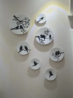 بشقاب دیوارکوب سفالی طرح پرنده کد D114-A مجموعه 7 عددی