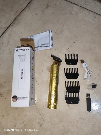 ماشین اصلاح موی صورت مدل V-T9، اصلاح به صورت تریمر، منبع انرژی با باتری قابل شارژ، تکنولوژی اصلاح به صورت برش مستقیم، مدت زمان شارژ 180 دقیقه و مدت زمان استفاده پس از شارژ 120 دقیقه، به همراه استند شارژ، برس تمیزکننده، قابلیت اصلاح با شماره صفر