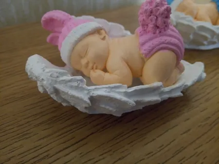 مجسمه سنگی مدل نوزاد روی بال فرشته