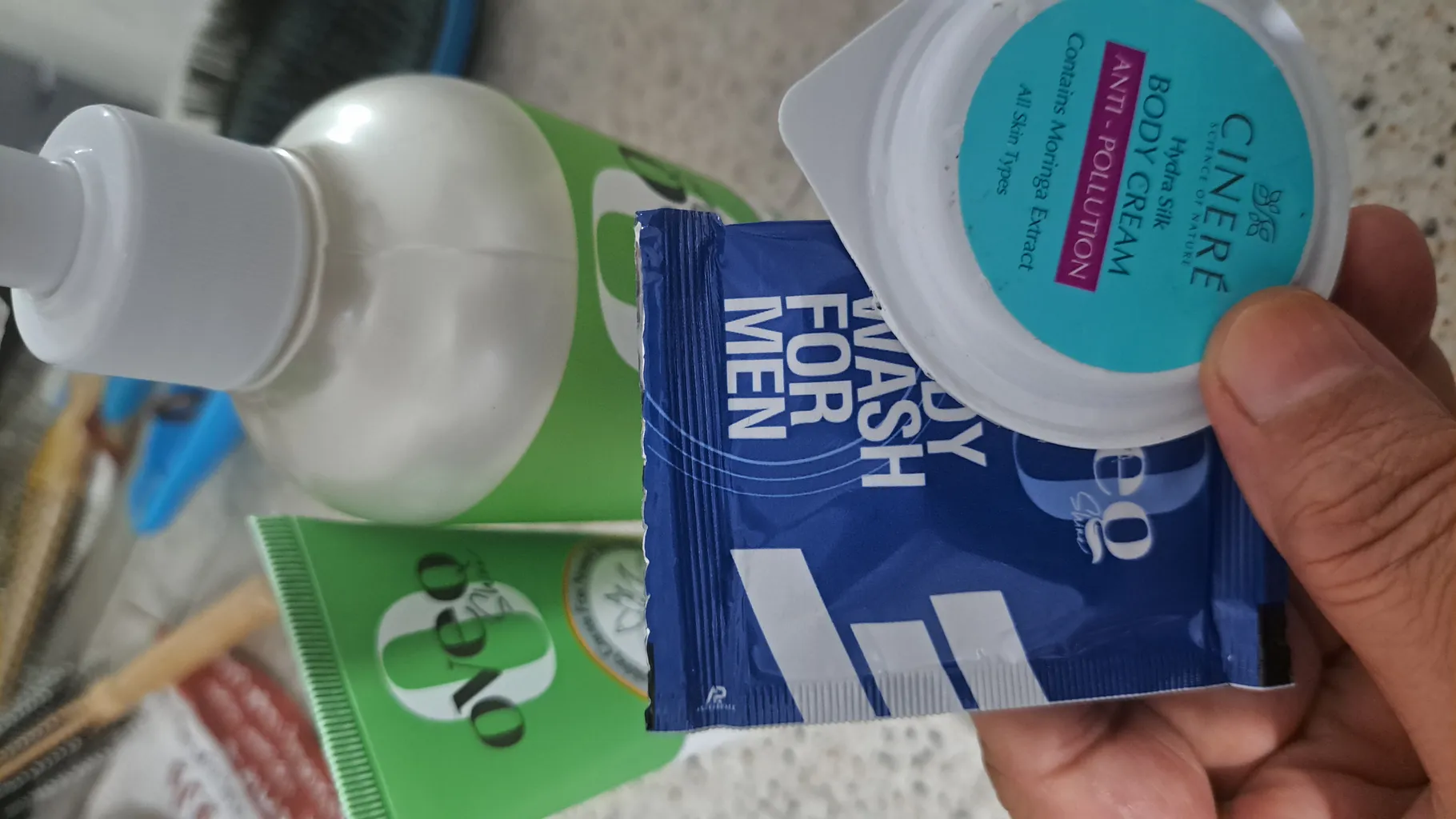 کرم مرطوب‌کننده اوک شاین مدل آلوئه‌ورا حجم 400 میلی‌لیتر به همراه کرم مرطوب‌کننده اوک شاین کد 01 حجم 75 میلی‌لیتر