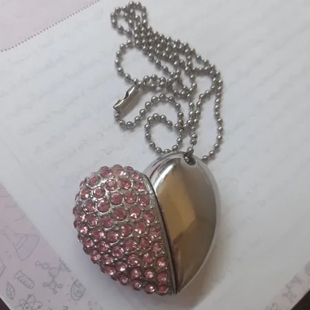 فلش مموری طرح قلب مدل UJ-004 ظرفیت 64 گیگابایت