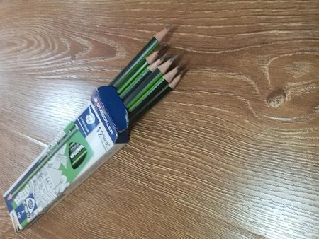 مداد مشکی استدلر مدل Noris گرافیت سه گوش بسته ۱۲ عددی