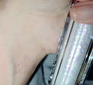 تجریه خرید سایه چشم یوشاس مدل گلیتری کد 01