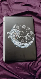 تجریه خرید استیکر لپ تاپ توییجین و موییجین طرح Astronaut کد 08 مناسب برای لپ تاپ 15.6 اینچ به همراه برچسب حروف فارسی کیبورد