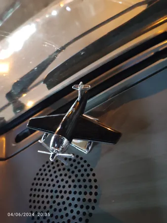 خوشبو کننده خورشیدی خودرو طرح هواپیما نقره ای ملخی مدل AF1008