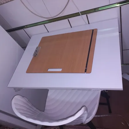 میز تحریر تاشو و تنظیم شو یاس سفید تک باکس دار