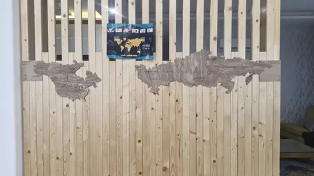 دیوارکوب مدل چوبی طرح نقشه جهان