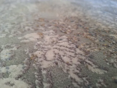 فرش ماشینی زمرد مشهد طرح پتینه کد TA107 زمینه طوسی