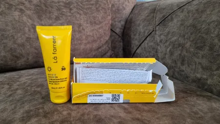 کرم ضدآفتاب و ضدلک بی‌رنگ لافارر مدل SPF30، مناسب پوست‌های چرب، حجم 40 میلی‌لیتر