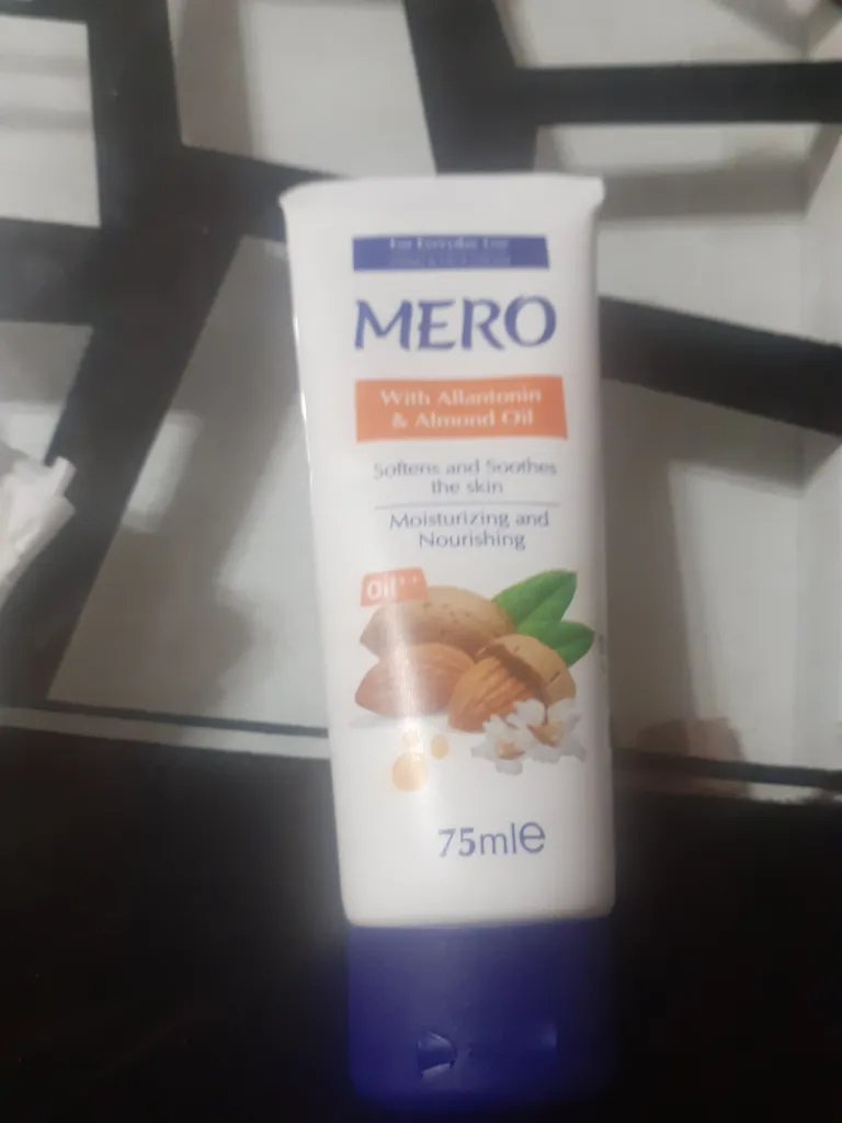 کرم مرطوب کننده مرو مدل بادام حجم ۱۴۰ میلی لیتر به همراه کرم مرطوب کننده مدل بادام حجم ۷۵ میلی لیتر