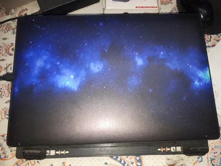 استیکر لپ تاپ توییجین و موییجین طرح Space کد 35 مناسب برای لپ تاپ 15.6 اینچ به همراه برچسب حروف فارسی کیبورد