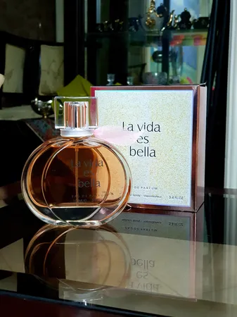 ادو پرفیوم زنانه فراگرنس ورد مدل La Vida Es Bella حجم 100 میلی لیتر