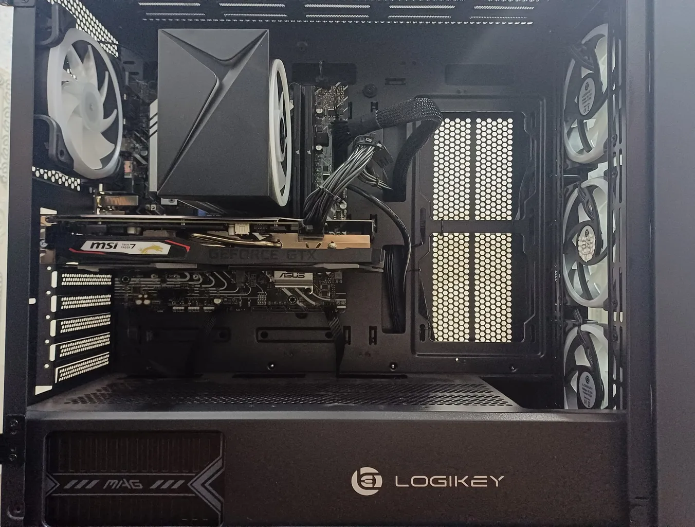 کیس کامپیوتر لاجی کی مدل  C474B