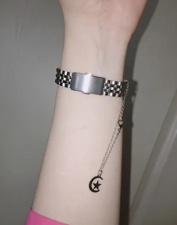 آویز ساعت زنانه طرح ماه و ستاره کد AS1071