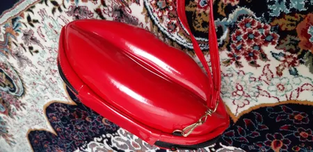 کیف لوازم آرایشی سایز بزرگ لب قرمز مدل L 440