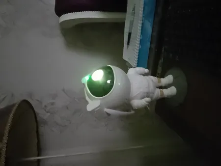 چراغ خواب مدل کهکشانی آدم فضایی ایستاده