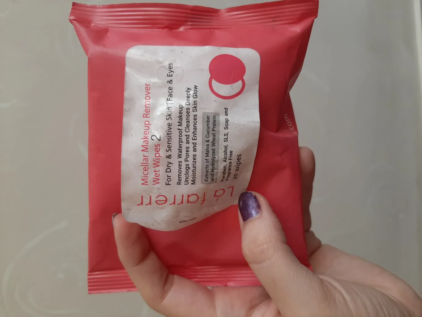 دستمال مرطوب پاک کننده آرایش چشم و صورت لافارر مدل 02 مناسب پوستهای خشک و حساس بسته 20 عددی