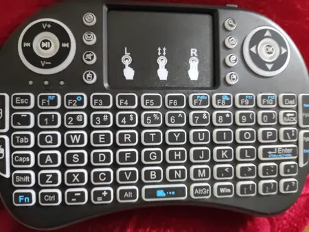 مینی کیبورد بی‌سیم همراه با تاچ‌پد مدل 08RF/2.2 Persian