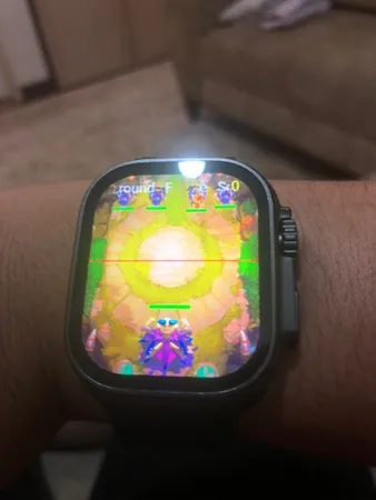 ساعت هوشمند مدل HK9 ULTRA 2 MAX دارای قابلیت های صفحه نمایش رنگی، صفحه نمایش لمسی، کنترل موسیقی (Music Player)، کنترل سطح اکسیژن خون، قابلیت مکالمه از طریق بلوتوث، پشتیبانی از زبان فارسی در منو و سیستم‌عامل بند سیلیکون