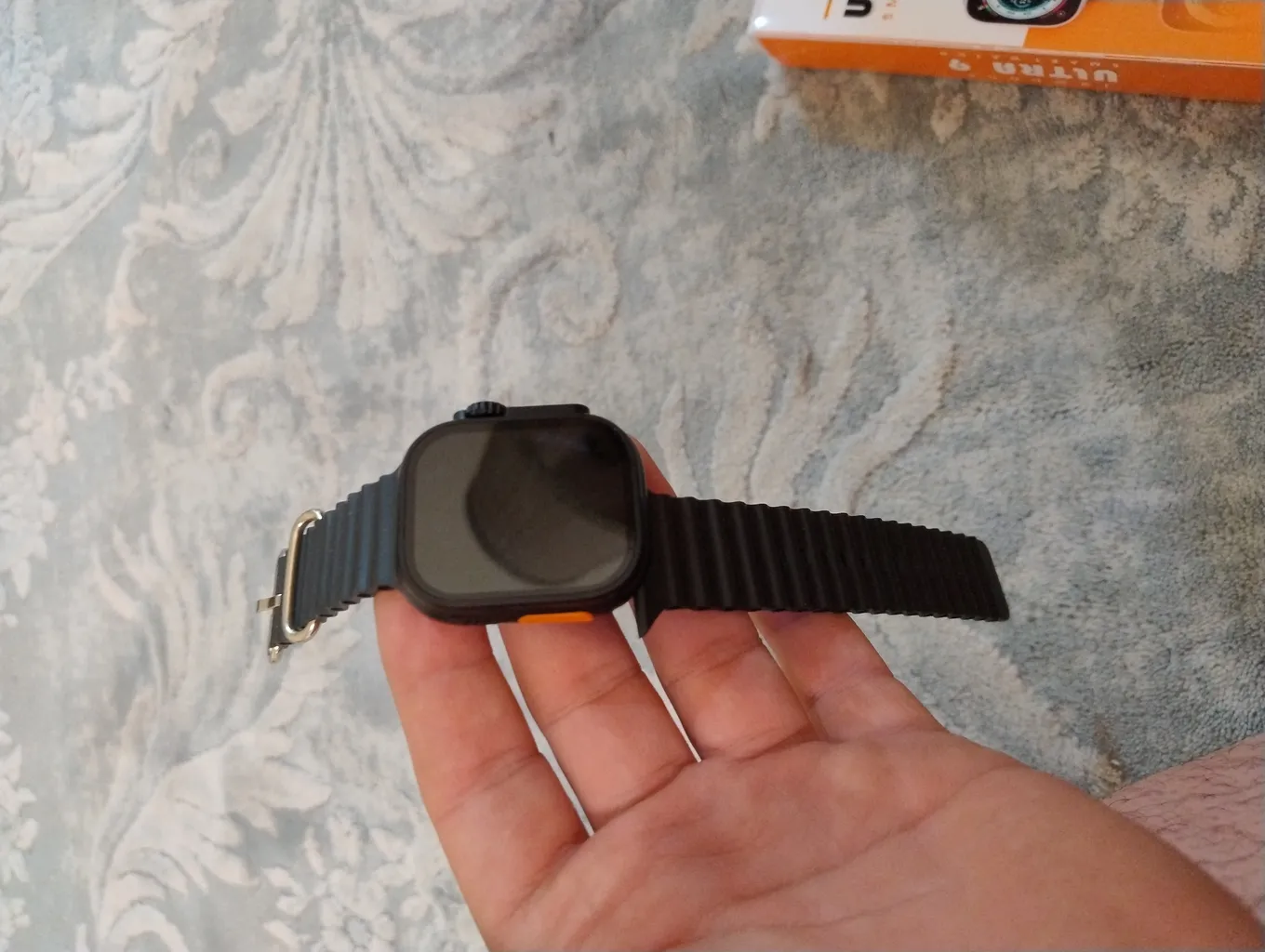 ساعت هوشمند جابون مدل ULTRA 9 دارای قابلیت‌های صفحه نمایش رنگی و لمسی، کنترل موسیقی، قابلیت مکالمه از طریق بلوتوث ، پشتیبانی از زبان فارسی در منو و سیستم‌عامل بند سیلیکون،