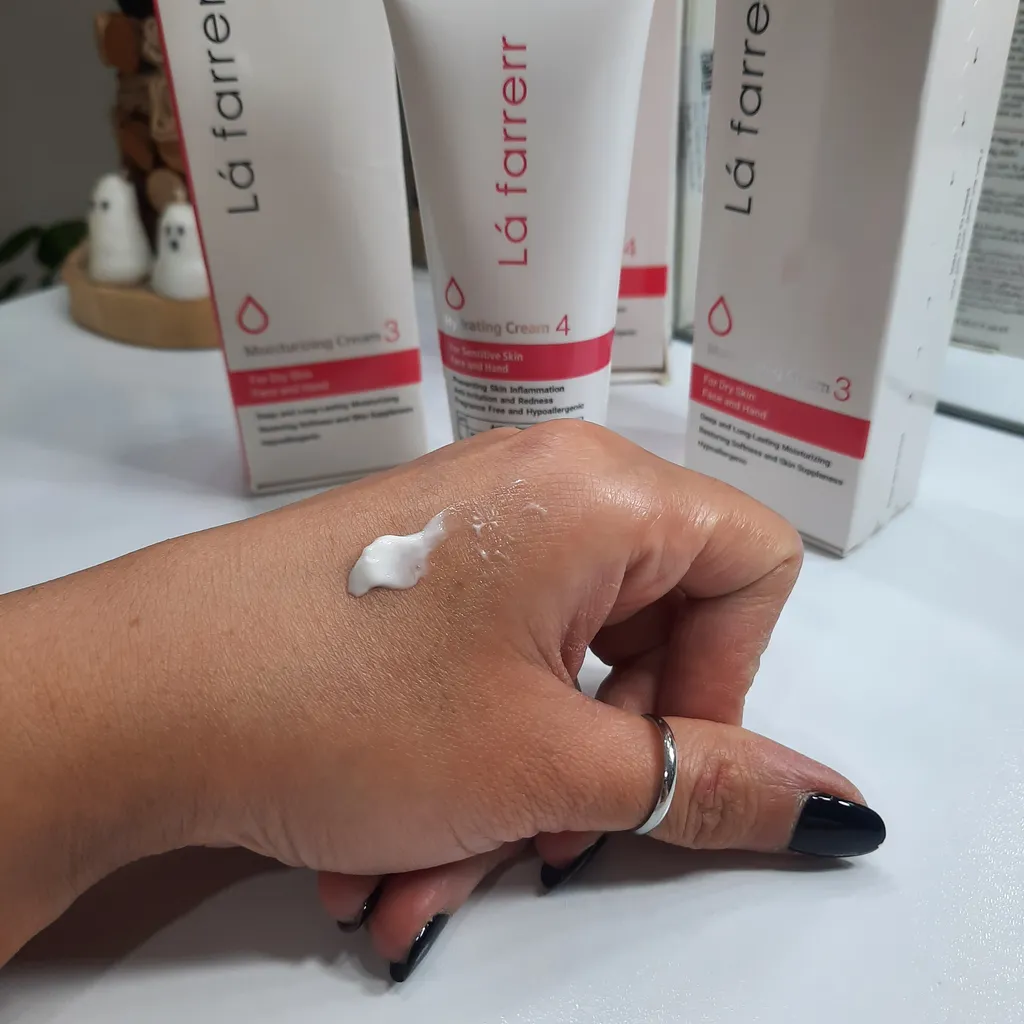 کرم مرطوب‌کننده و آبرسان دست و صورت لافارر مدل 03 مناسب پوست‌های خشک حجم 75 میلی‌لیتر