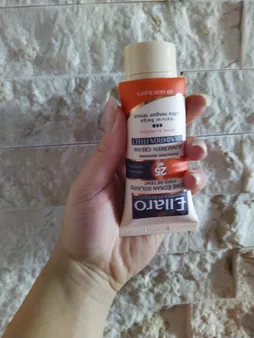 کرم ضد آفتاب رنگی الارو مدل SPF25 محافظ UVA ،UVB، مناسب انواع پوست تحت لیسانس حجم 40 میلی‌لیتر