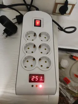 محافظ ولتاژ پارت الکتریک مدل PE8802