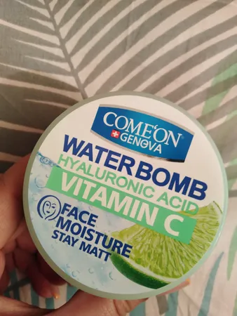 کرم آبرسان کامان سری واتربمب مدل VITAMIN C حجم 200 میلی‌لیتر