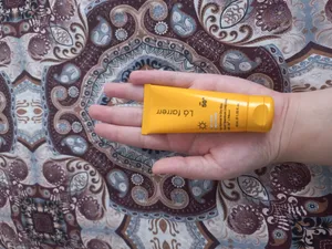 تجریه خرید کرم ضدآفتاب و ضدلک بی‌رنگ لافارر مدل SPF50، مناسب پوست‌های خشک و معمولی، حجم 40 میلی‌لیتر